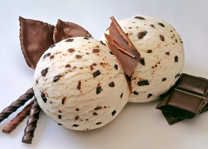 Deux boules de crème glacée stracciatella Midor Deux boules de crème glacée stracciatella Midor